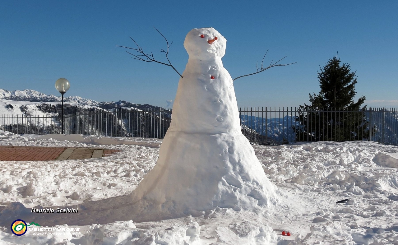 26 E' ora di scendere, saluto il pupazzo di neve. Ciao ciao Piani di Artavaggio....JPG